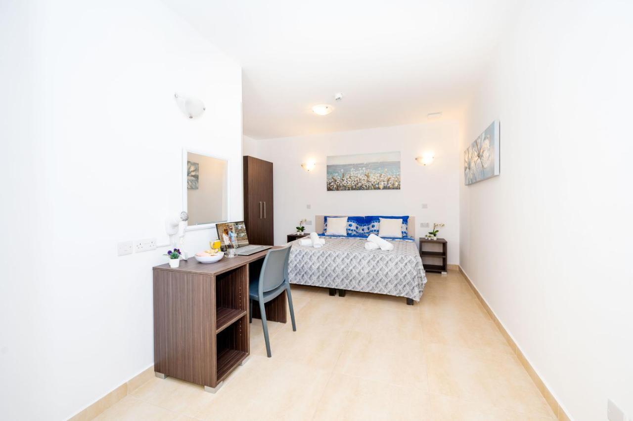 Islet Promenade Seafront Family Apartment With 2 Balconies By Getawaysmalta St. Paul's Bay Exterior foto