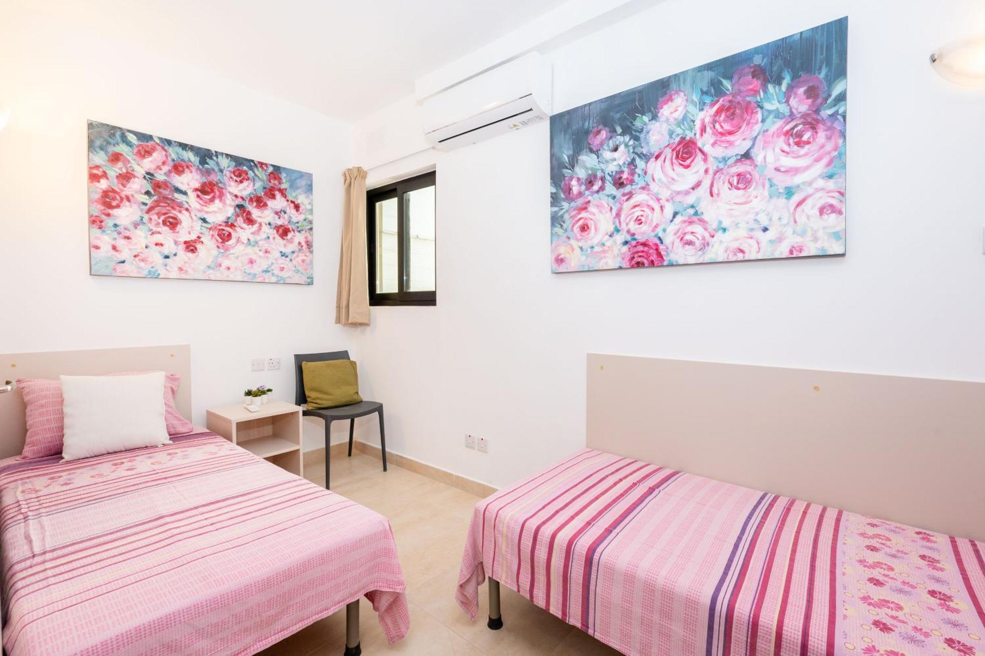 Islet Promenade Seafront Family Apartment With 2 Balconies By Getawaysmalta St. Paul's Bay Exterior foto
