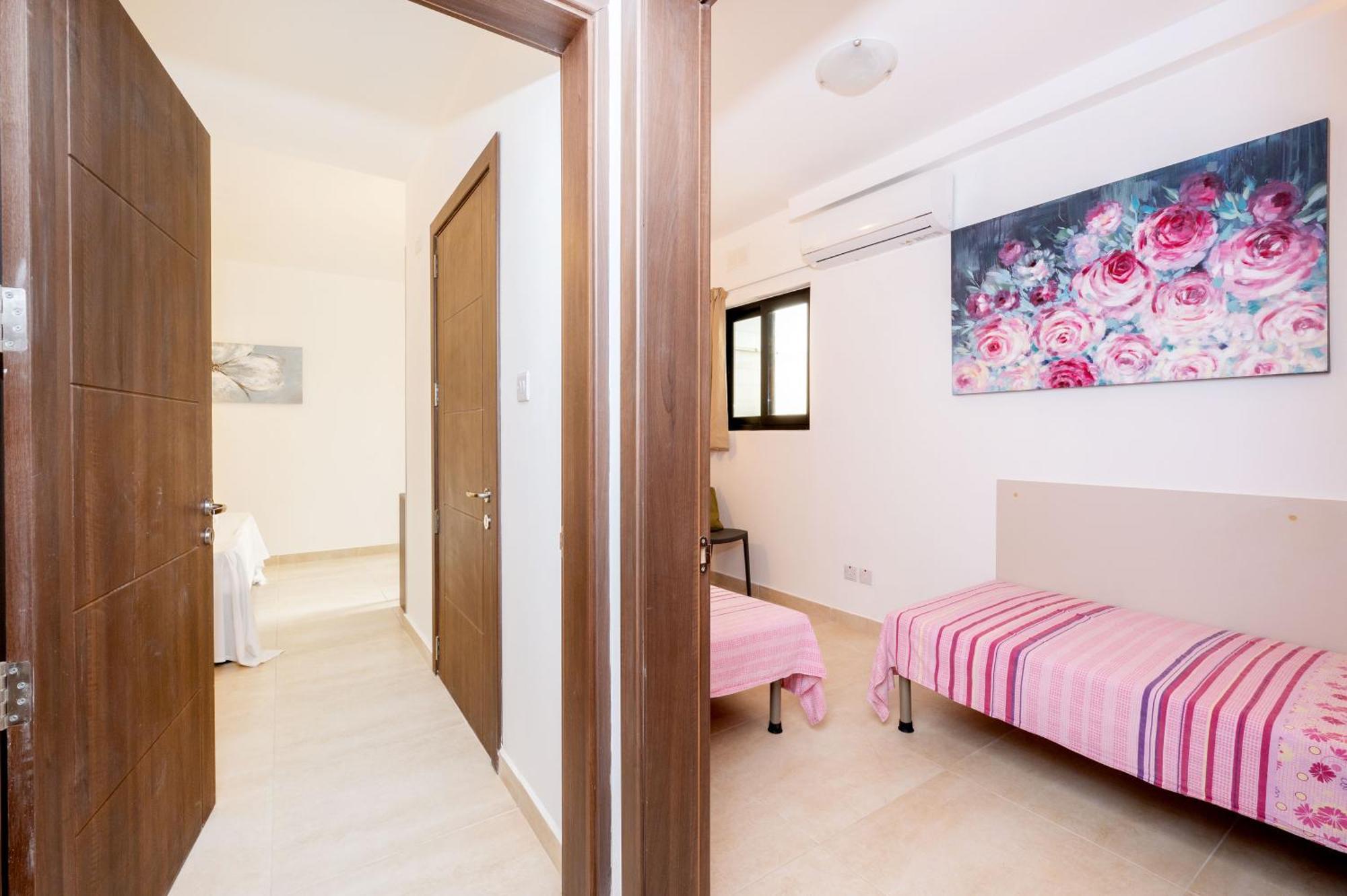 Islet Promenade Seafront Family Apartment With 2 Balconies By Getawaysmalta St. Paul's Bay Exterior foto